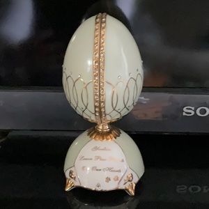 Musical Egg. Plays “You Got A Friend”